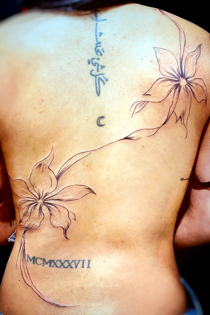 Flores de linea fina tatuadas por Jota