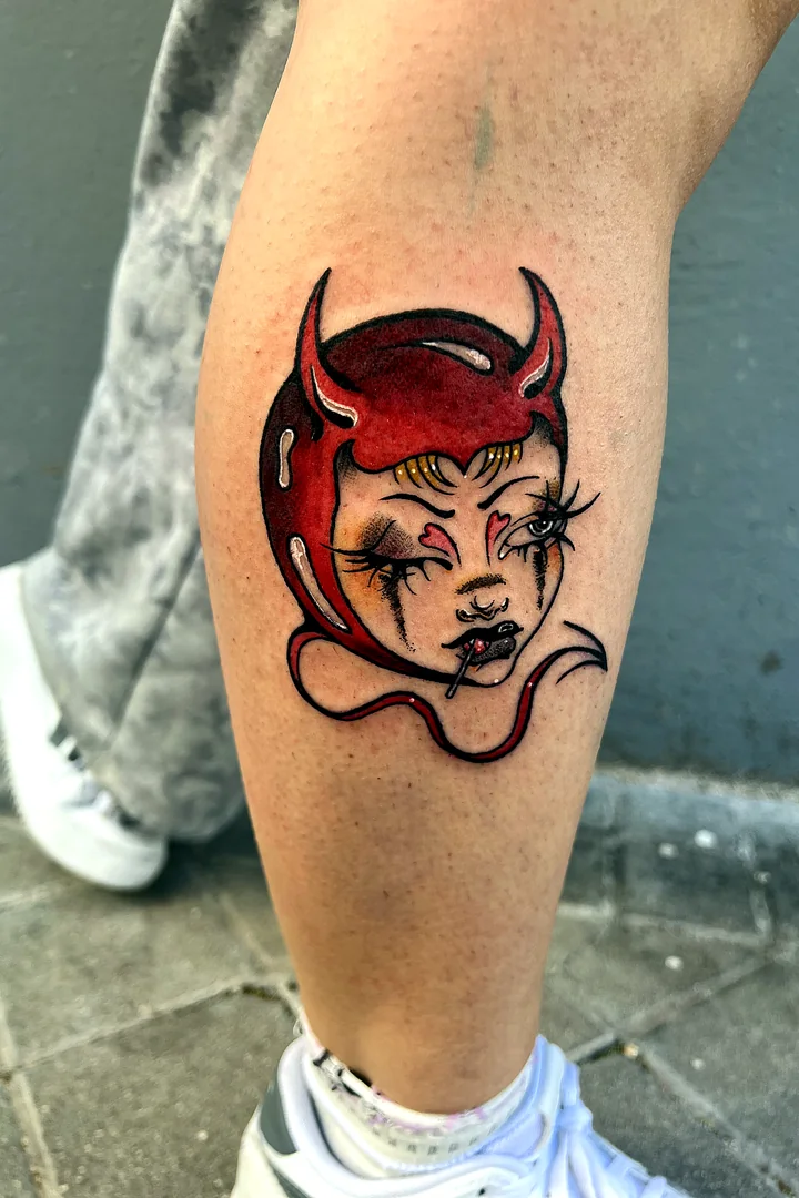 Diablita neotradicional a color tatuada por Diablillot