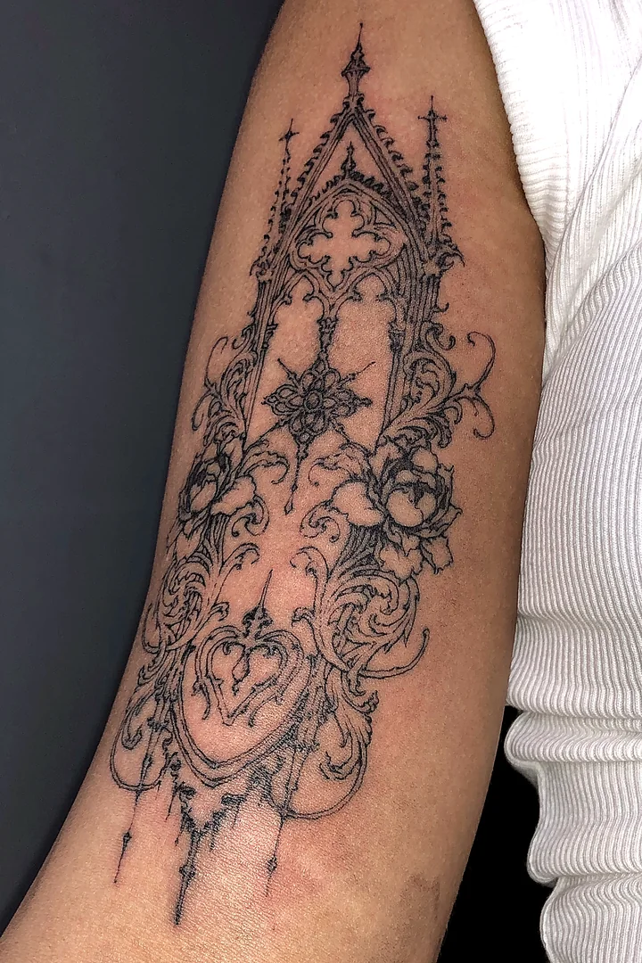 Ornamento gotico de linea fina tatuado por Marina