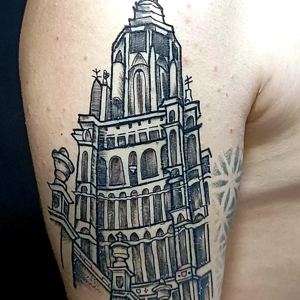 Tatuaje blackwork de una catedral
