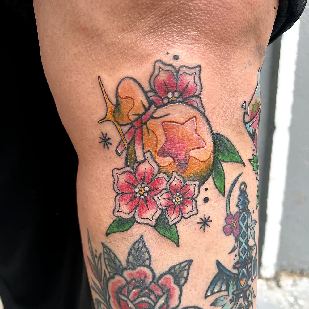 Tatuaje neotradicional de flores
