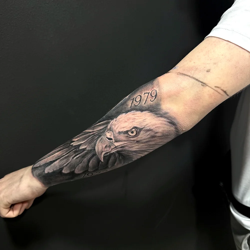 Aguila realista tatuada en el brazo
