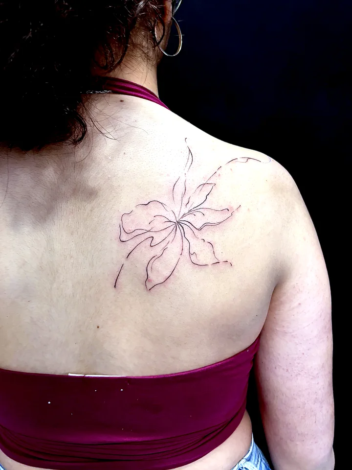 Tatuaje de linea fina
