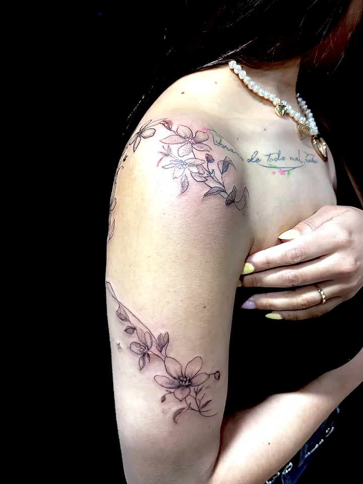 Tatuaje de linea fina floral