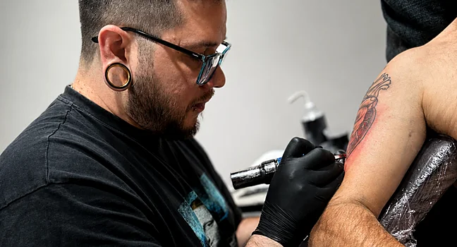 Gio tatuando en Caribe Tattoo