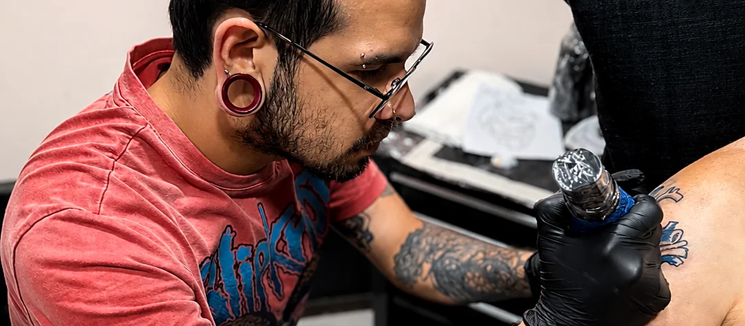 Sergio tatuando en Caribe Tattoo
