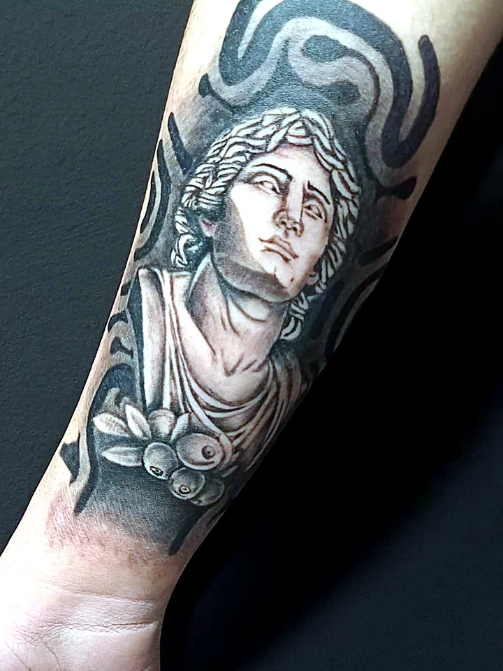 Tatuaje realista en blanco y negro